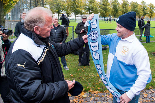 Malmö FFs fd manager Bob Houghton får en halsduk från en