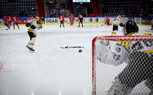 Brynäs Mattias Nörstebö värmer upp målvakt Bernhard