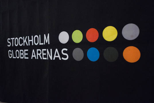 En skylt som det står Stockholm Globe Arenas på