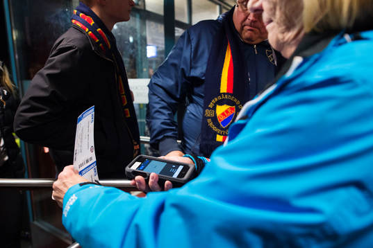 En besökare får sin biljett scannad