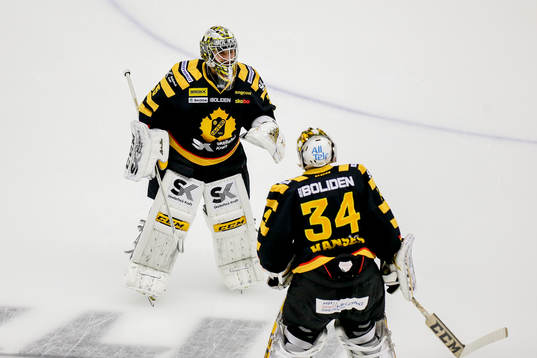 Skellefteås målvakter Markus Svensson och målvakt Erik
