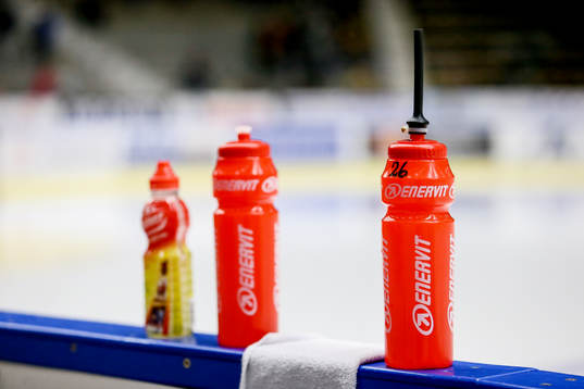 Olika typer av vattenflaskor på sargen