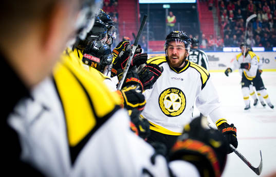 Brynäs Marc Zanetti gör 1-1 och jublar