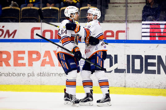 Växjös Josh Hennessy jublar