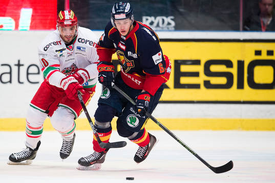 Djurgårdens Andreas Englund i en duell mot Modos Maxim