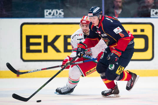 Djurgårdens Andreas Englund i en duell mot Modos Maxim