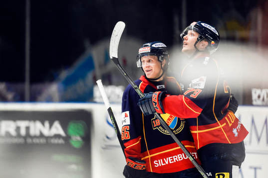 Djurgårdens Marcus Sörensen och Emil Lundberg firar