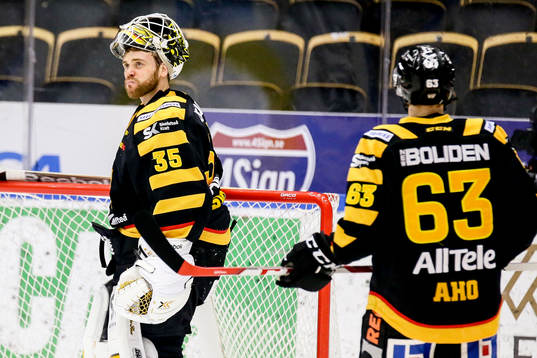 Skellefteås målvakt Markus Svensson  och Sebastian Aho