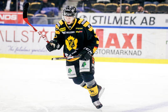 Skellefteås Tim Heed har just skjutit av en klubba vid 1-1