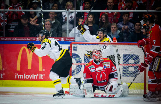 Brynäs Anton Rödin gör 2-1 och jublar med Sondre Olden