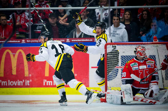 Brynäs Anton Rödin gör 2-1 och jublar med Sondre Olden