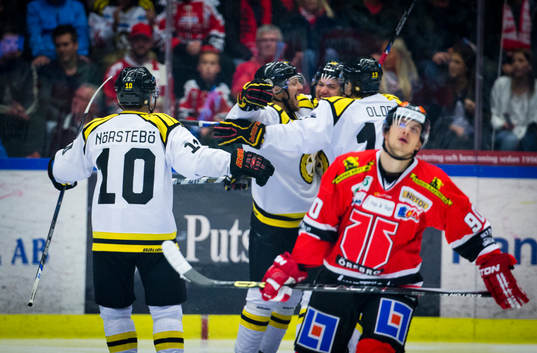 Brynäs Anton Rödin gör 2-1 och jublar och Örebros Libor