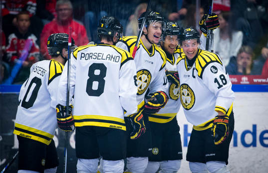 Brynäs Anton Rödin gör 2-1 och jublar med Sondre Olden