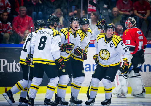 Brynäs Anton Rödin gör 2-1 och jublar med Sondre Olden