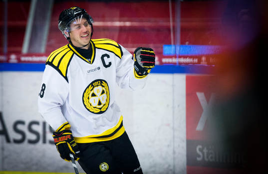 Brynäs Anton Rödin gör 2-1 och jublar