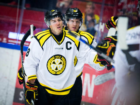 Brynäs Anton Rödin jublar vid 3-1 målet