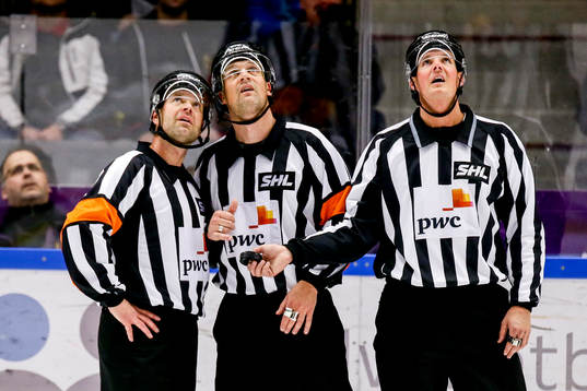Domarna Patrik SJöberg, Mikael Nord och Johannes Käck