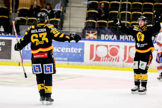 Skellefteås Sebastian Aho och Martin Lundberg jublar