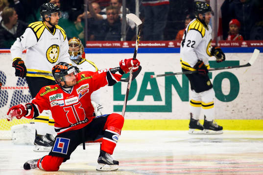 Örebros Johan Wiklander jublar