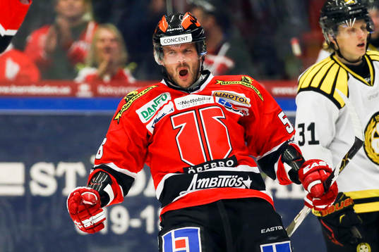 Örebros Johan Wiklander jublar