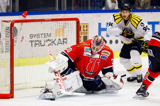 Brynäs Oskar Lindblom och Örebros målvakt Henrik Lundberg