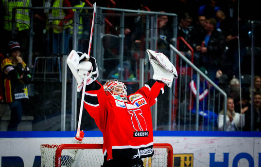 Örebros målvakt Henrik Lundberg jublar