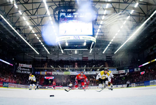 Örebros Kalle Olsson gör 5-3 i öppen kasse och Brynäs