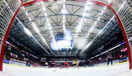 Örebros Kalle Olsson gör 5-3 i öppen kasse och Brynäs