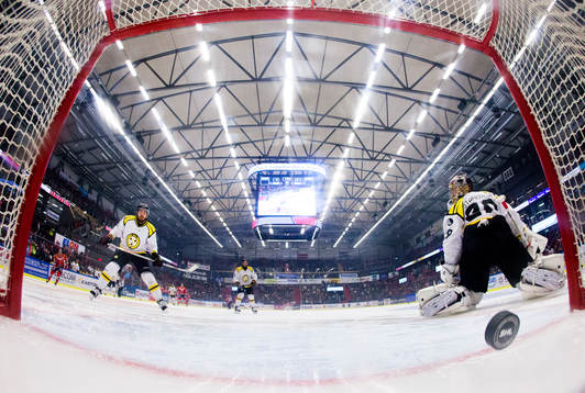 Örebros Martin Johansson gör 1-0 och Brynäs Marc Zanetti