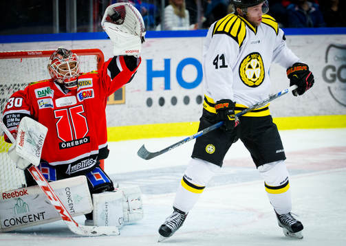 Örebros målvakt Henrik Lundberg plockar pucken och