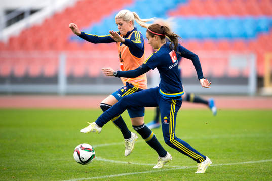 Sveriges Olivia Schough i närkamp Kosovare Asllani