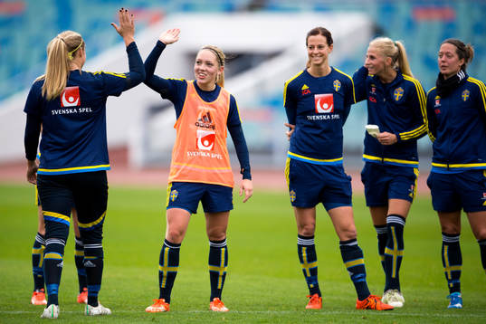 Sveriges Elin Rubensson gör high five