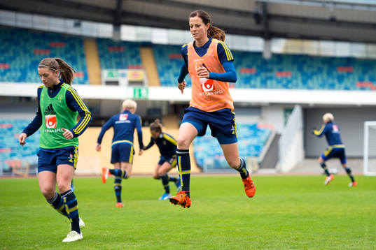 Sveriges Pauline Hammarlund och Lotta Schelin