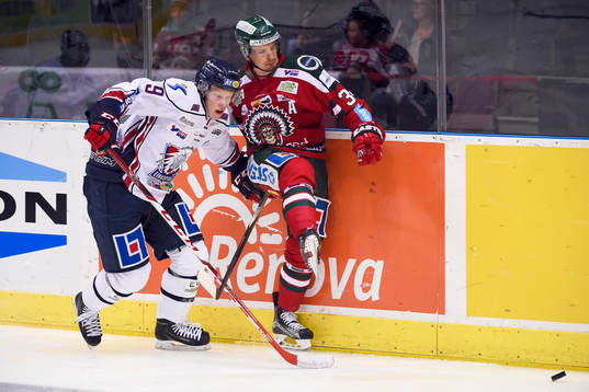 Linköpings Anton Karlsson och Frölundas Nicklas Lasu