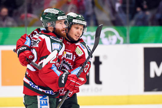 Frölundas Robin Figren och Elias Fälth jublar