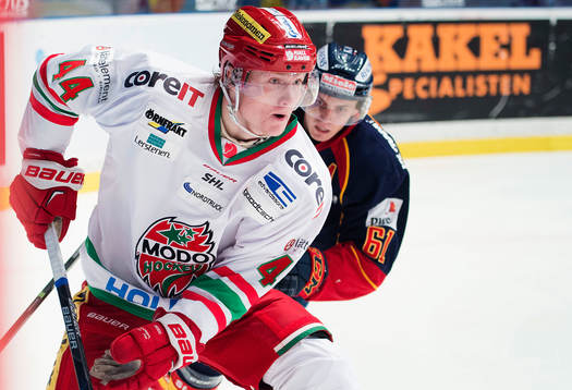 Modos Carl Grundström jagas av Djurgårdens Markus Ljungh