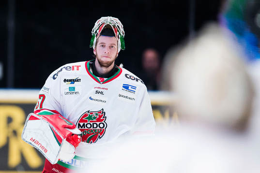 Modos målvakt Adam Reideborn blir utbytt