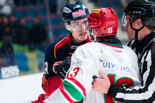 Djurgårdens Andreas Englund i dispyt med Modos Bill Thomas
