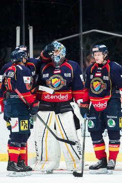 Djurgårdens Markus Ljungh och Alexander Falk gratulerar
