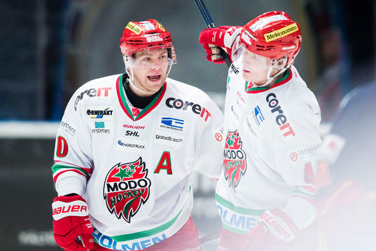 Modos Per-Åge Skröder (tv) jublar