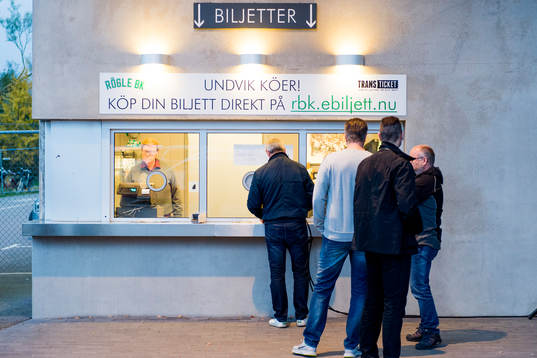Kö till biljettkassan