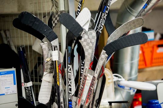 Ishockeyklubbor i materialförrådet
