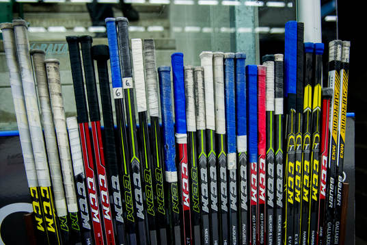 Ishockeyklubbor i materialförrådet
