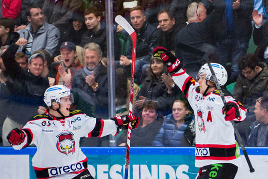 Malmö Redhawks Nils Andersson (th) jublar med Christoffer