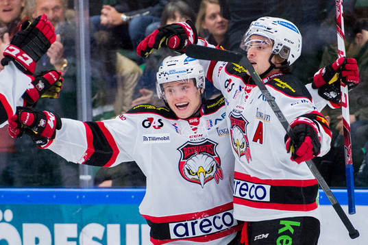 Malmö Redhawks Nils Andersson (th) jublar med Christoffer