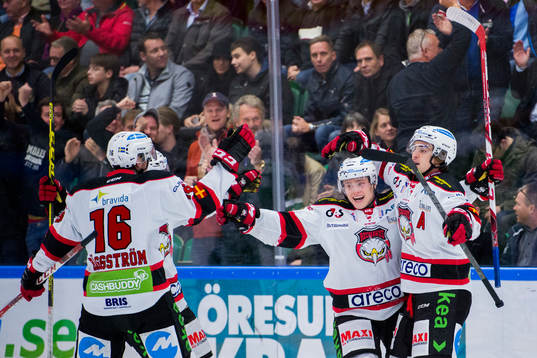 Malmö Redhawks Nils Andersson (th) jublar med Christoffer