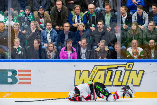 Malmö Redhawks Frederik Storm blir liggande på isen