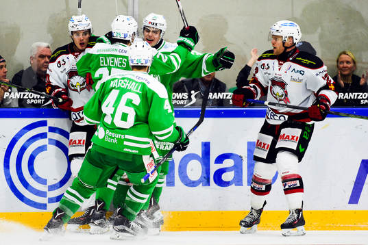 Rögles Filip Karlsson firar