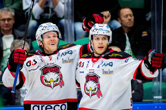 Malmö Redhawks Björn Svensson firas av Jeremias Augustin