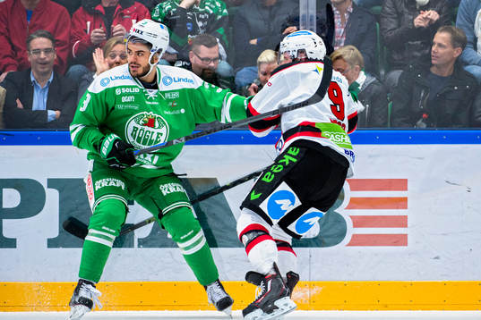 Rögles Almen Bibic tacklar Malmö Redhawks Frederik Storm